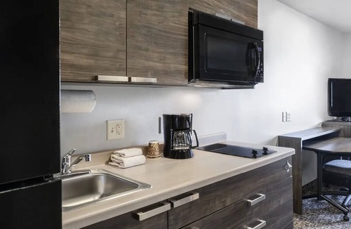 Redding Hotel | Convenient 2-Room Stay Near I-5, Shops & Local Attractions