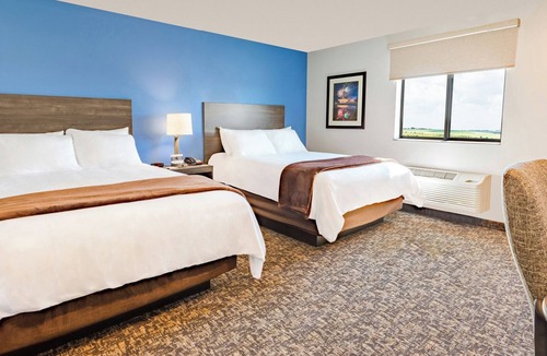 Redding Hotel | Convenient 2-Room Stay Near I-5, Shops & Local Attractions