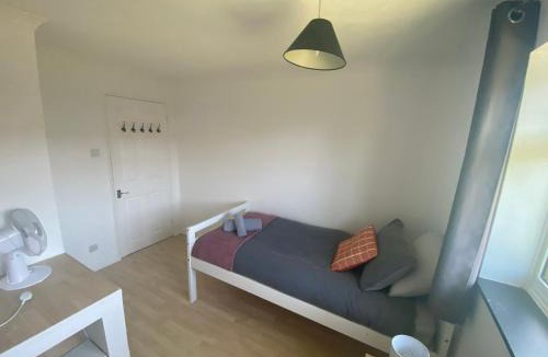 Basingstoke House | Convenient 3 bed home with parking in Basingstoke