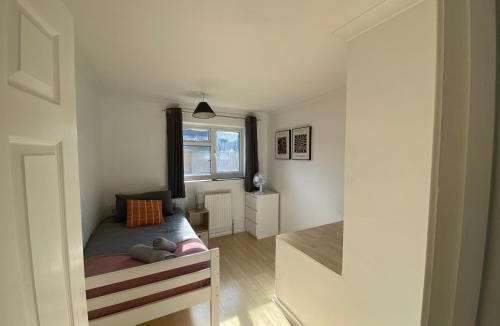 Basingstoke House | Convenient 3 bed home with parking in Basingstoke