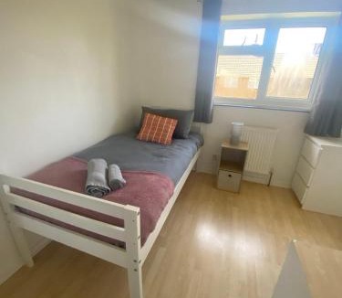 Basingstoke House | Convenient 3 bed home with parking in Basingstoke