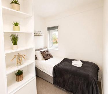 Chapeltown House | Convenient 3BR House Near City Centre with Driveway