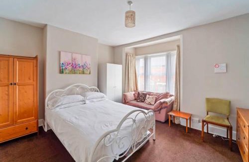 Wolverhampton House | Convenient 4 Bed Homely Retreat in Wolverhampton