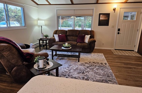 Hayward House | Convenient and comfortable 2 bedroom home in Hayward