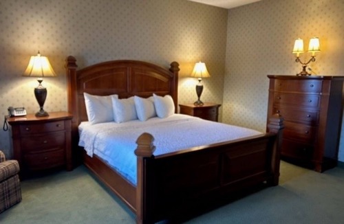 Raisin Hotel | Convenient & Comfortable Suite Stay Minutes from Airport w/Shuttle