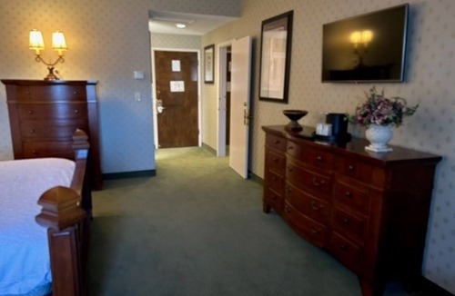 Raisin Hotel | Convenient & Comfortable Suite Stay Minutes from Airport w/Shuttle
