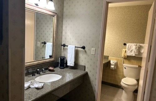 Raisin Hotel | Convenient & Comfortable Suite Stay Minutes from Airport w/Shuttle