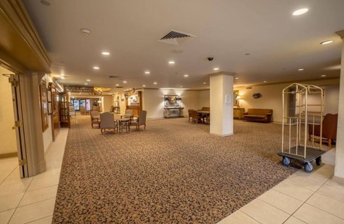 Raisin Hotel | Convenient & Comfortable Suite Stay Minutes from Airport w/Shuttle