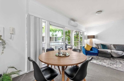Indooroopilly Apartment | Convenient & Comfy! ~ 2Bed, 2Bath, 2Car, Balcony