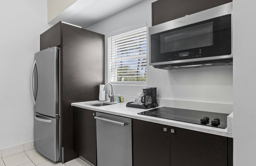 Ludlam Hotel | Convenient Countryside Stay! 2 Relaxing Rooms w/Balcony | Onsite Pool + Spa