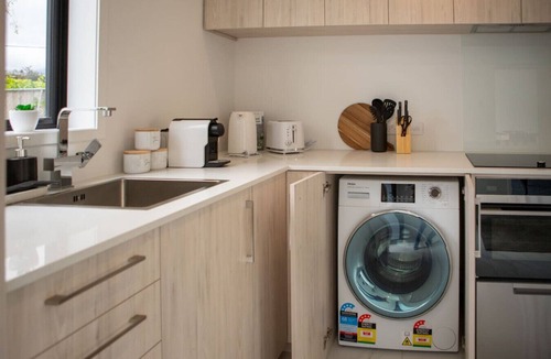 Trentham House | Convenient & Cozy 2BR Retreat - Oliver Place