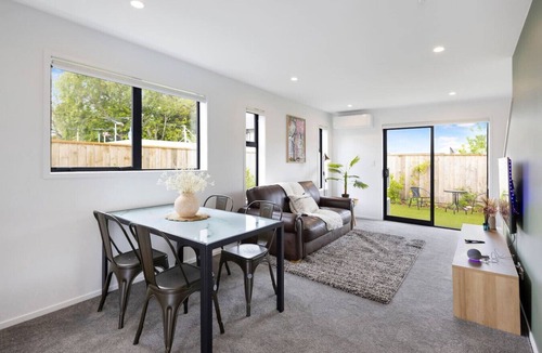 Trentham House | Convenient & Cozy 2BR Retreat - Oliver Place