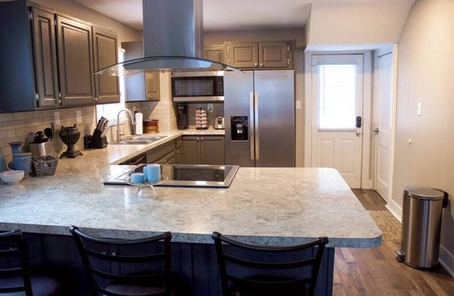 West Akron House | Convenient Cozy Home - Dog & Family Friendly