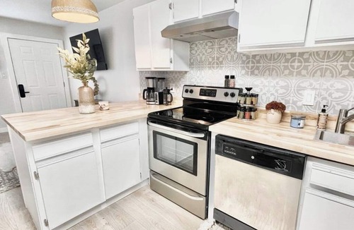 Tallahassee Condo | Convenient Game Day 1BR - Condo Near FSU Stadium