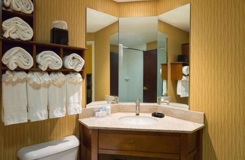 Carlisle Hotel | Convenient Getaway with Whirlpool – Close to Gettysburg and Hersheypark, Pets