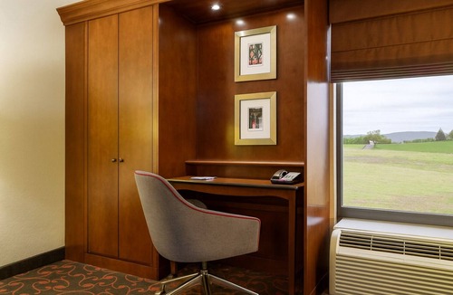 Carlisle Hotel | Convenient Getaway with Whirlpool – Close to Gettysburg and Hersheypark, Pets