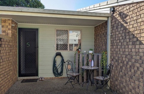 Loganlea House | Convenient, great value 2BR Flat @Loganlea, close to Brisbane & Gold Coast