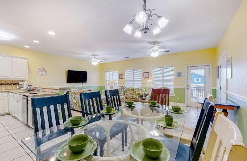 Southpointe House | Convenient Gulf-Front Condo with Shared Pool Hot Tub Sauna Private Balcony