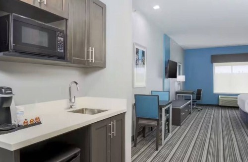 Southeast Houston Hotel | Convenient Houston Stay Near Airport, Clear Lake & Shopping — Free Breakfast