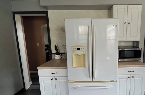 Flint House | Convenient location. 2 bedrooms 5 minutes from Flint airport