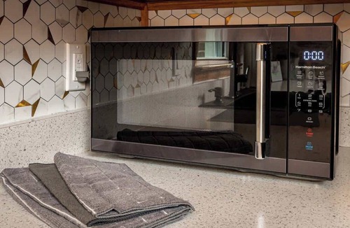 Parsons House | Convenient Mid Century Sleeps 6 in Parsons, TN