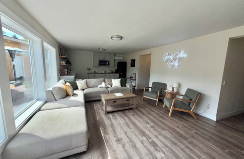 Southcenter House | Convenient modern 2br home, 5 mins from airport.