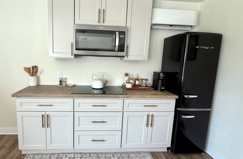Southcenter House | Convenient modern 2br home, 5 mins from airport.
