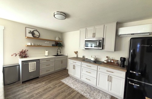 Southcenter House | Convenient modern 2br home, 5 mins from airport.