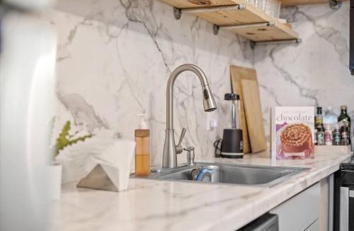 Meridian-Kessler Apartment | Convenient - Pet and Baby - Near Convention and Hospital