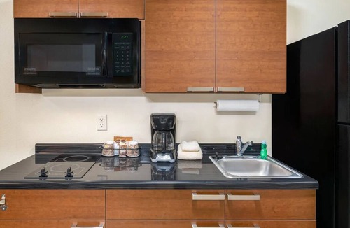 Buena Hotel | Convenient Pet-Friendly Room w/Kitchenette for Yakima Travelers