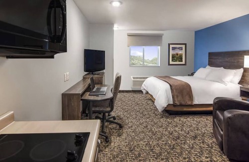 East Moline Hotel | Convenient Retreat by Mississippi River w/Full Kitchen Space