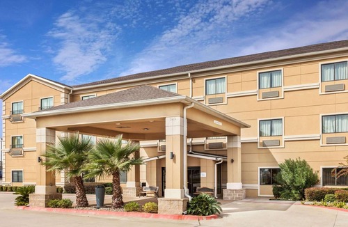 Tyler Hotel | Convenient Room Designed for Comfort + Free Breakfast + Near Everything in Tyler