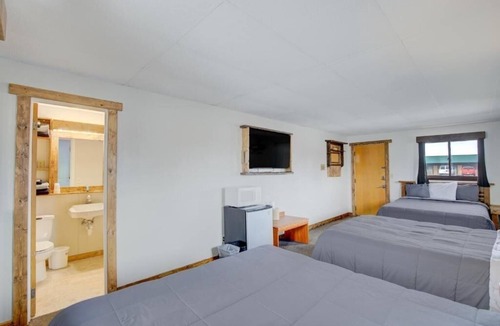 Chamberlain Hotel | Convenient Room Near I-90 Rest Stops & Local Attractions, w/Free Parking