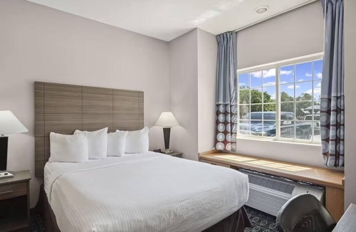 Blue Springs Hotel | Convenient Room Near Adventure Oasis Water Park – Family Fun Awaits!