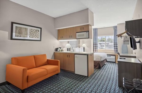 Blue Springs Hotel | Convenient Room Near Adventure Oasis Water Park – Family Fun Awaits!