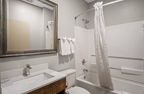 Blue Springs Hotel | Convenient Room Near Adventure Oasis Water Park – Family Fun Awaits!