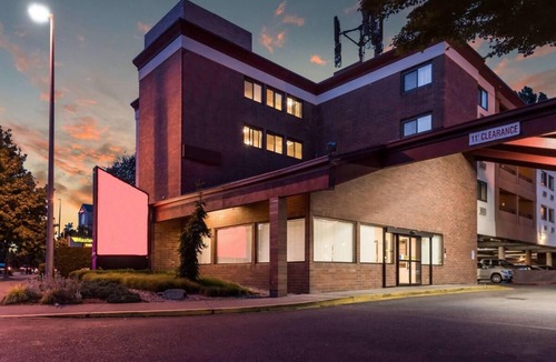 SeaTac Hotel | Convenient Seattle Airport Accommodation! Relaxing Stay | Free Airport Shuttle