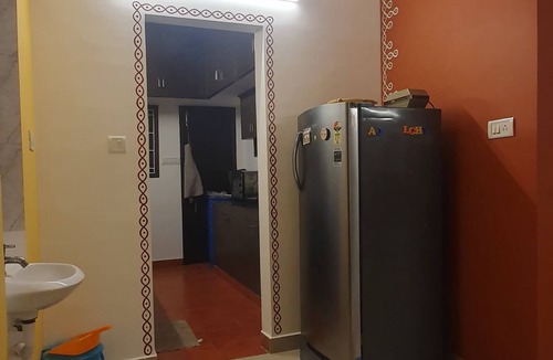 Anna Nagar Apartment | Convenient shared room in a 2bhk with all amenities at value in central Chennai.
