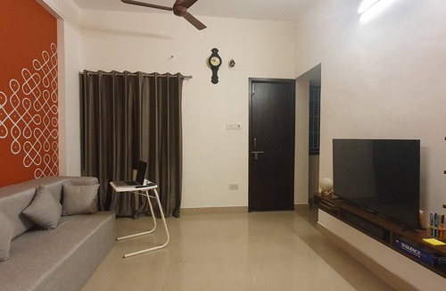 Anna Nagar Apartment | Convenient shared room in a 2bhk with all amenities at value in central Chennai.