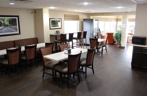 Lynchburg Hotel | Convenient Space for Families and Pets Near Sandusky Park
