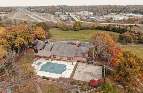 Shawnee House | Convenient Spacious 7-bedroom estate in Shawnee neighboring the Park