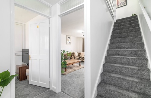 Chadwell Heath Boat Rental | Convenient & spacious house close to golf club and easy links to central London.