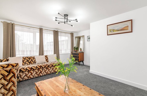 Chadwell Heath Boat Rental | Convenient & spacious house close to golf club and easy links to central London.
