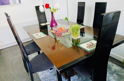 Chadwell Heath Boat Rental | Convenient & spacious house close to golf club and easy links to central London.