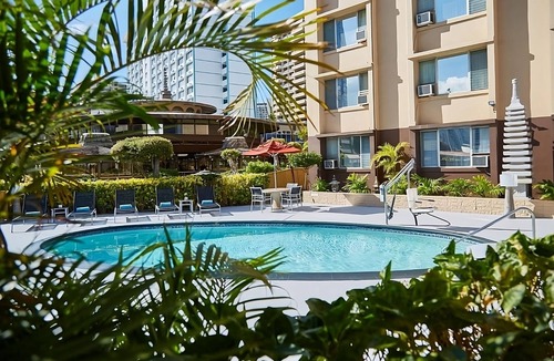 Ala Moana House | Convenient Stay in Hawaii! Onsite Pool, Pets Allowed, Minutes to Bishop Museum