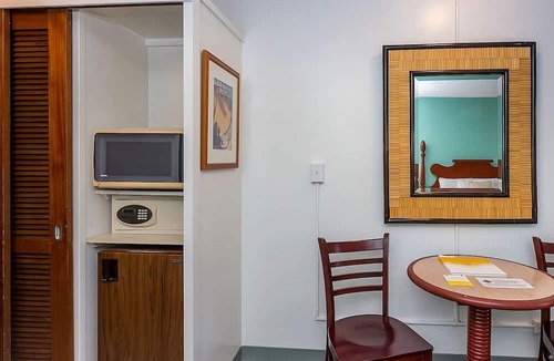 Ala Moana House | Convenient Stay in Hawaii! Onsite Pool, Pets Allowed, Minutes to Bishop Museum