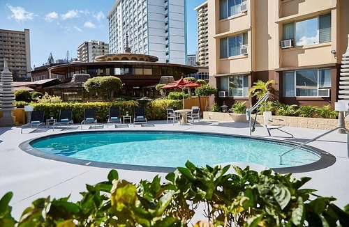 Ala Moana House | Convenient Stay in Hawaii! Onsite Pool, Pets Allowed, Minutes to Bishop Museum