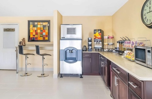 Lookout Valley Neighborhood Association Hotel | Convenient Stay in Knights Inn Chattanooga! Pet Friendly w/Seasonal Pool!