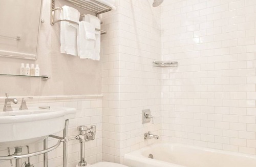 Goose Hollow Hotel | Convenient Stay, Superb Location near Providence Park! Two Suites, Pets Allowed!