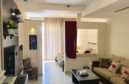 Al Swaifyeh Apartment | Convenient studio 13 mins to downtown - few steps to great food, cafes, shops